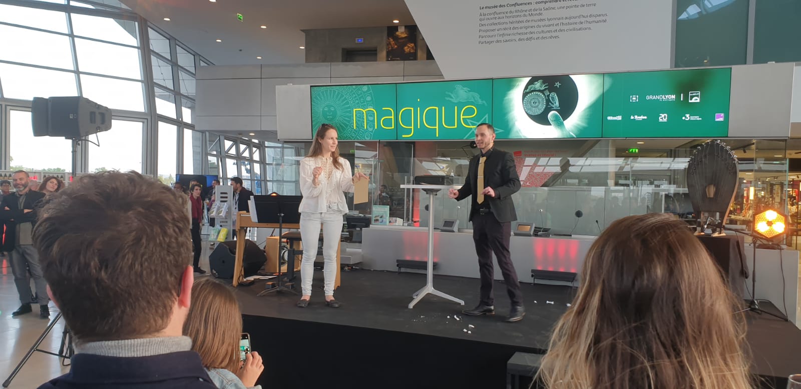 Stéphane Picard présente un spectacle de magie au Musée des Confluences pour une soirée d'inauguration