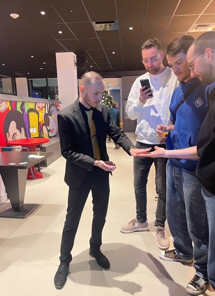 Stéphane Picard fait de la magie close-up pour une entreprise lors d'un cocktail
