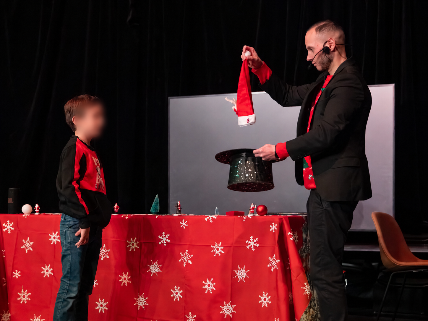 Stéphane Picard joue un spectacle de magie pour enfants lors d'un arbre de Noël à Lyon