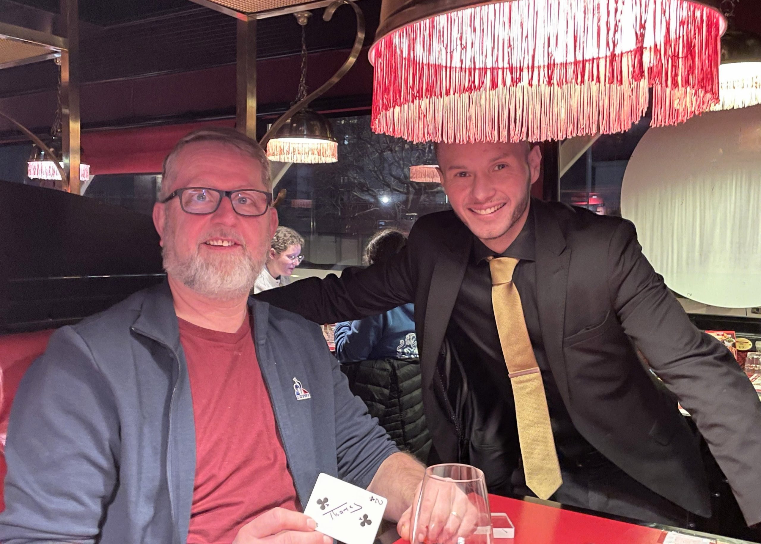 Stéphane Picard anime une soirée magie close-up dans le restaurant Buffalo Grill